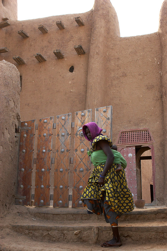 78   Woman with child leaving the Big Mosque   Djenne